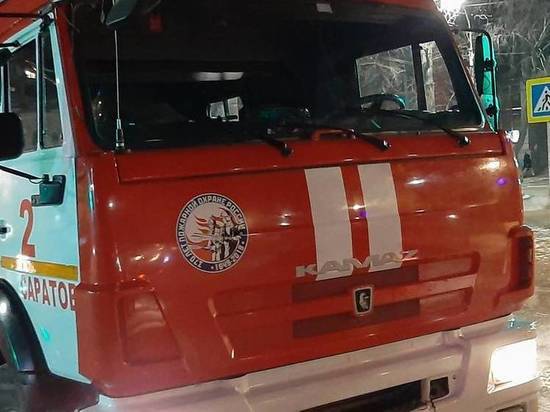 В Саратове горящий провод упал на авто, произошел пожар