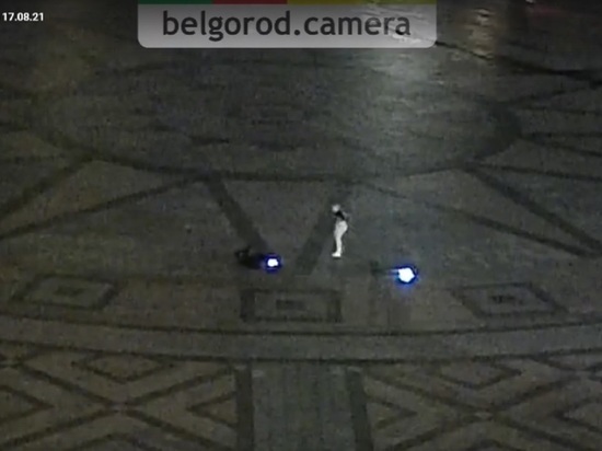 На пустой площади в Белгороде двое на самокатах врезались друг в друга