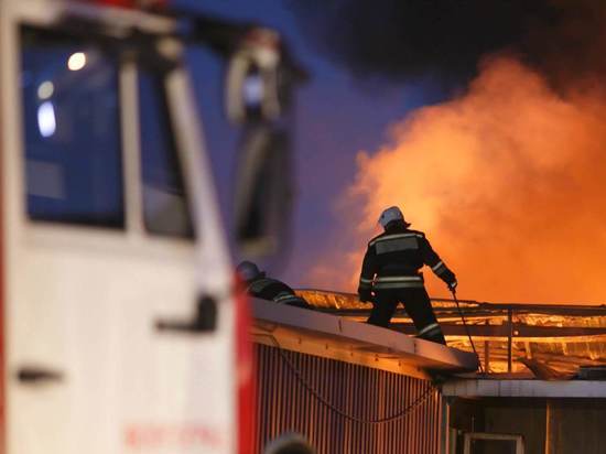 В Волгограде из-за замыкания проводки сгорели дом с иномаркой