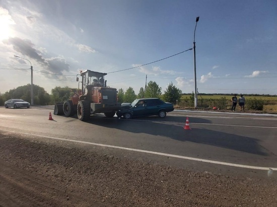 В Милославском районе пьяный водитель ВАЗа врезался в погрузчик, пострадали двое