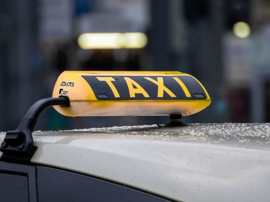 Таксист отобрал бутылку водки у пассажира в Ноябрьске