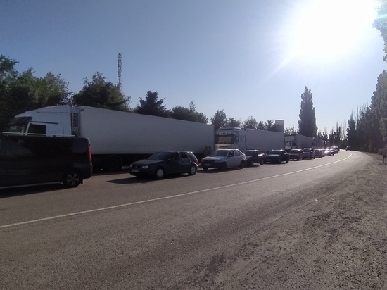 В ДНР объяснили, кто виноват в очередях на границе с РФ