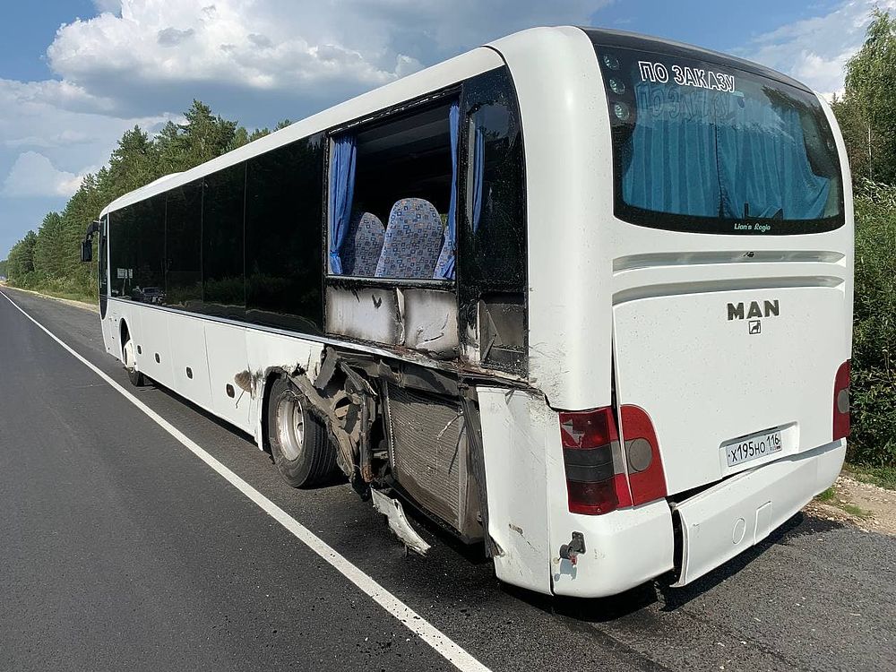 На Казанском тракте в Марий Эл автобус столкнулся с грузовиком и автомашиной