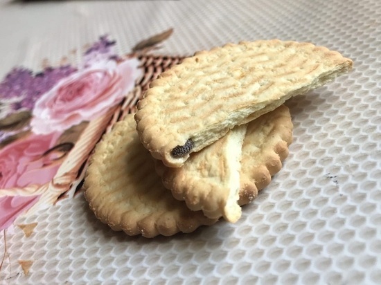 Печенье с червяком купила в мясном магазине женщина из Салехарда