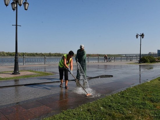 В Астрахани охлаждают водой общественные пространства