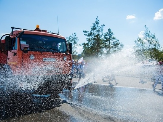 Из-за экстремальной жары коммунальщики поливают набережную Астрахани
