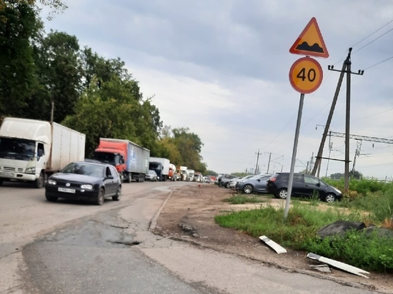 Из-за закрытия переезда в Октябрьском городке в Рязани образовалась пробка