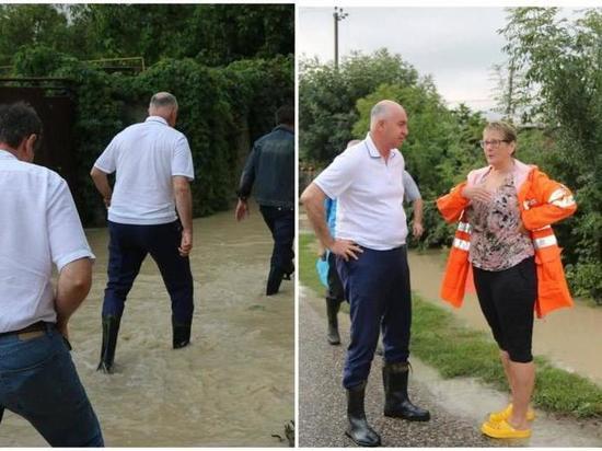 Мэр Новороссийска лично отправился проверять глубину подтоплений в соседнем селе