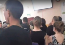 Жительница Новосибирска Оксана Фуртаева рассказала корреспонденту “МК в Новосибирске”, что 17 августа в миграционном отделе УФМС на улице Костычева, 14 десятки людей ждали несколько часов, чтобы попасть на прием