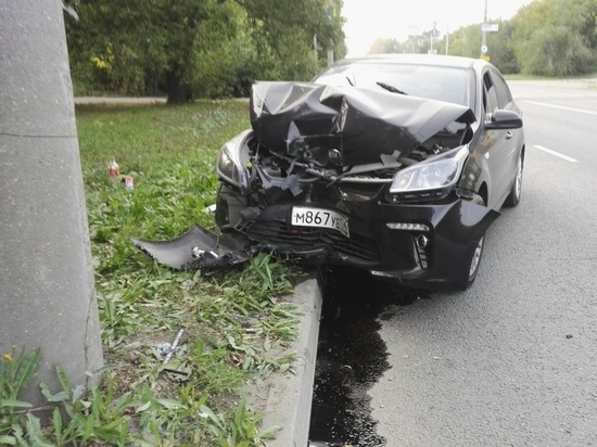 В Челябинске машина с тремя детьми в салоне врезалась в столб