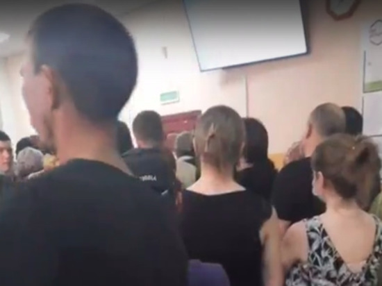 Жительница Новосибирска пожаловалась на давку в районном отделе УФМС