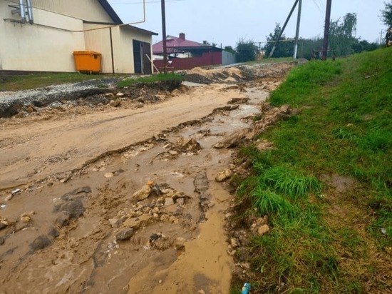 В результате сильного ливня под Анапой размыло дорогу в посёлке Уташ