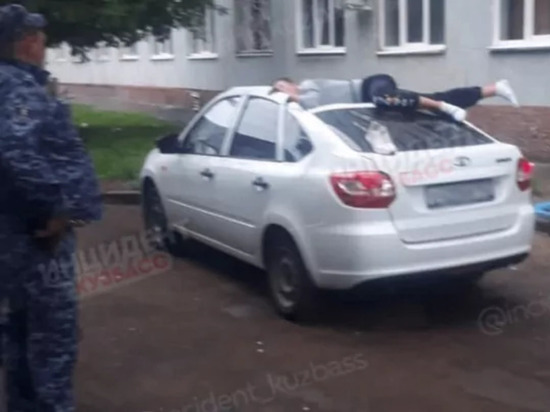 В Кемерове на автомобиль с высоты свалился мужчина