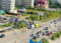 Днем 19 августа на перекрестке улиц Красной Звезды – Липатова в Чите произошло столкновение маршрутного такси №26 марки Fiat и легкового автомобиля Mercedes