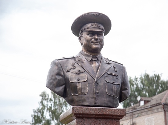 В Тверской области открыли памятник автору первой «мёртвой петли» на вертолёте