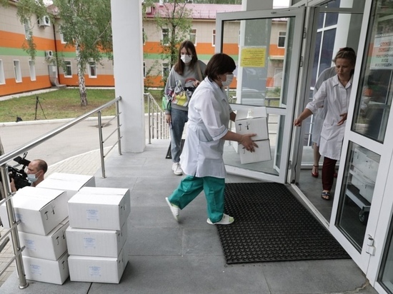 Две тонны антисептиков, перчатки и комбинезоны передали меценаты больницам Свердловской области