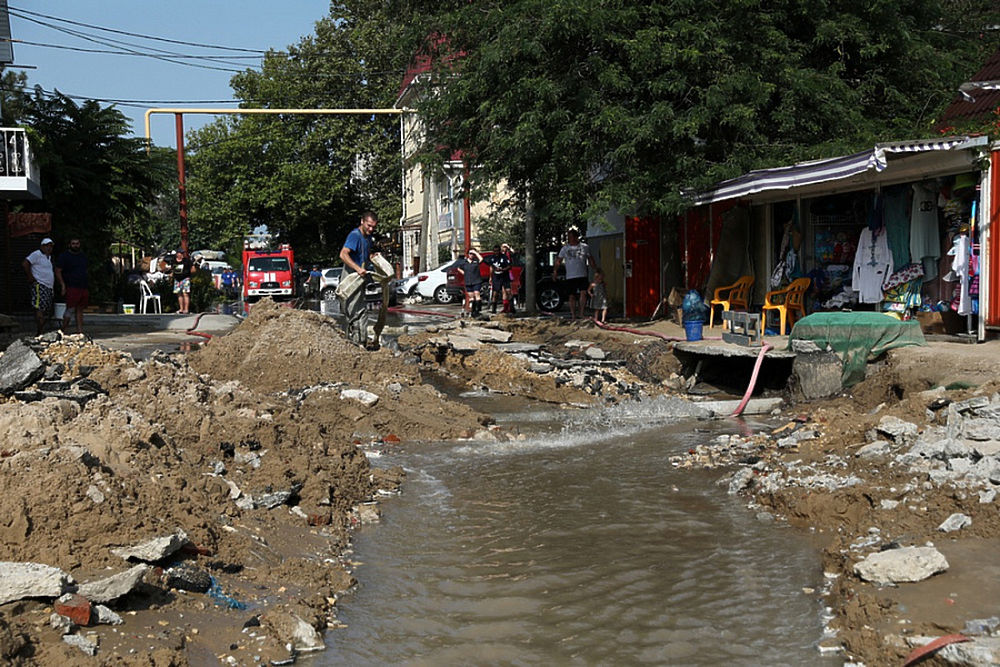 Анапу вновь затопило: кадры размытых улиц курорта
