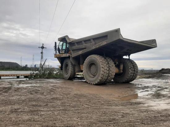 Водитель грузовика погиб от удара током на руднике в Красноярском крае