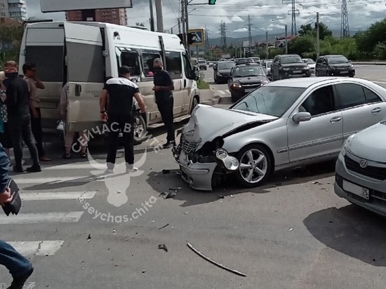 После ДТП с маршруткой и Mercedes в Чите в больницу поступили 9 человек