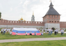 19 августа молодые туляки провели патриотическую акцию, приуроченную ко Дню Государственного флага России