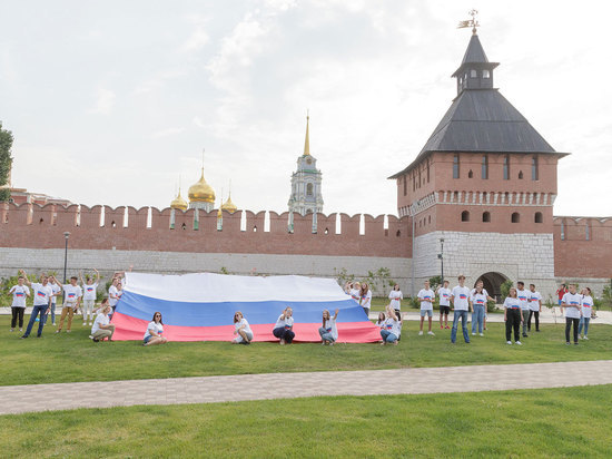 В тульском кремле растянули большое полотно российского триколора