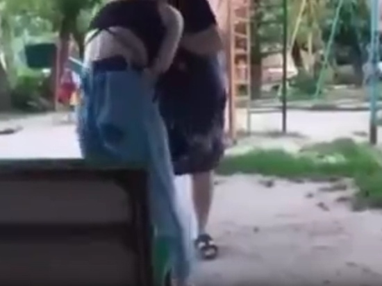 В Курске полиция проверила видео, на котором женщина бьет девочку-подростка