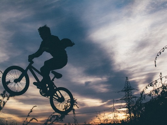 Подростки устроили опасные велогонки на стройке парка в Краснокаменске