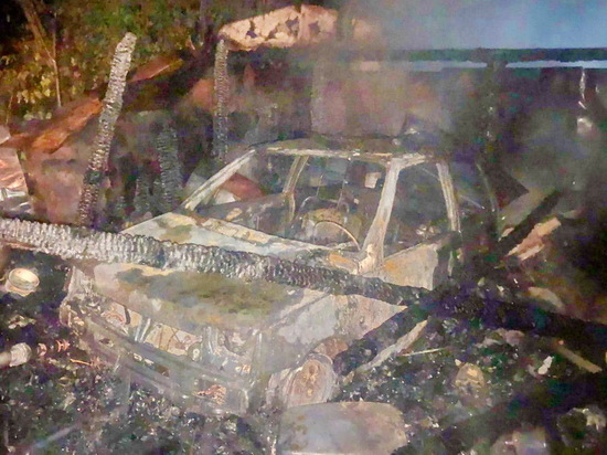 В Угре в Смоленской области сгорело бесхозное строение и гараж с машиной внутри