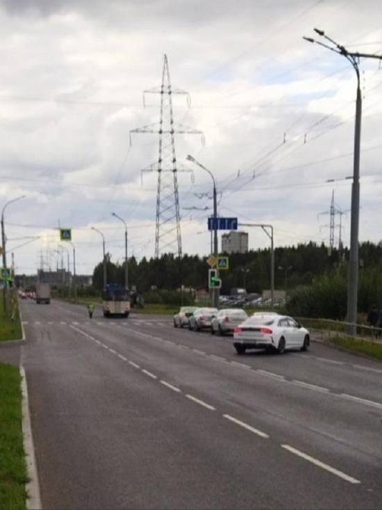 Молодой водитель на Шкоде врезался в три автомобиля в Петрозаводске