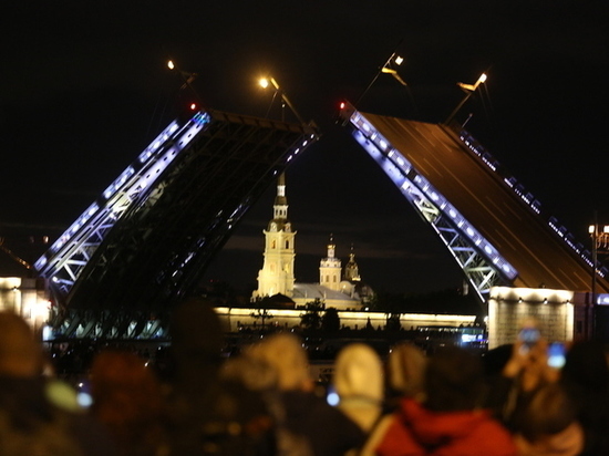 Дворцовый мост окрасится в цвета триколора в честь Дня флага России