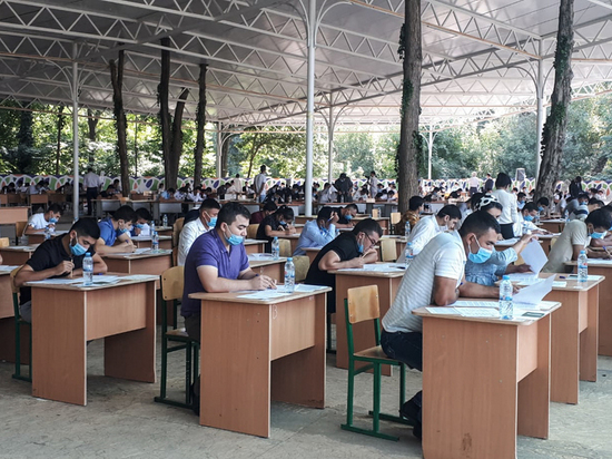 Абитуриенты филиала АГТУ сдавали вступительные экзамены в Ботаническом саду Ташкента