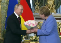 Путин, приветствуя прибывшую в Россию с "прощальным" визитом перед отставкой канцлера Германии Ангелу Меркель в Кремле, вручил ей букет розовых пионов