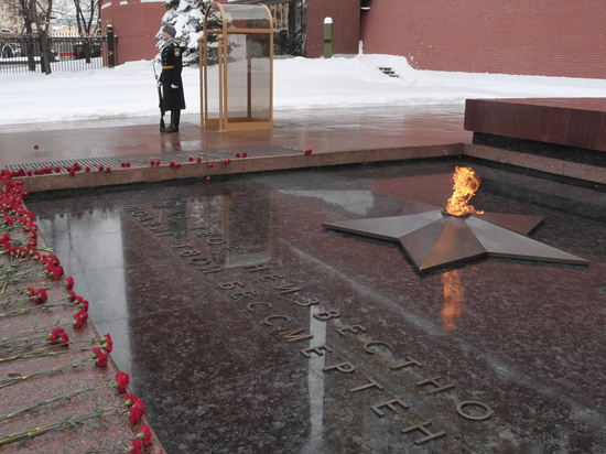 Меркель возложила цветы к Могиле Неизвестного Солдата в Москве