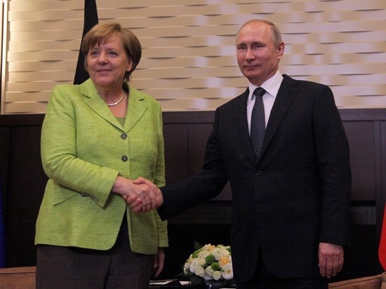 Путин в начале встречи подарил Меркель цветы