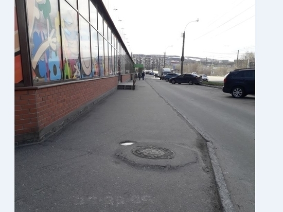 В Мурманске ищут владельцев тротуаров на Кольском проспекте
