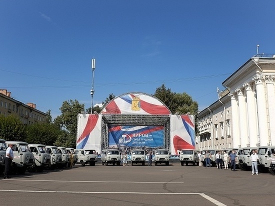 В Кирове на Театральной площади прошел парад санитарных автомобилей