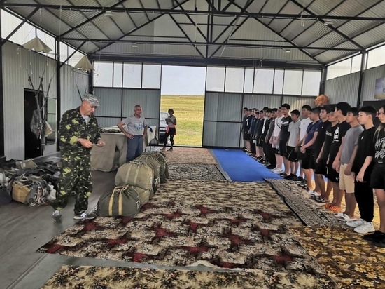 Юные парашютисты из Калмыкии впервые покорили небо