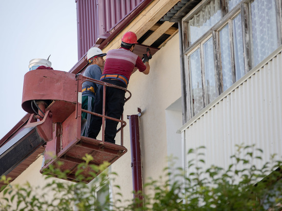 Крышу дома в пригороде Южно-Сахалинска восстановят до конца октября