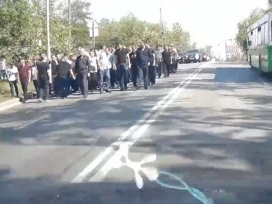 Траурная процессия в честь цыганского барона перекрыла улицу Репина в Екатеринбурге