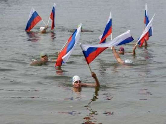 На Красноярском водохранилище стартовал заплыв в честь флага России