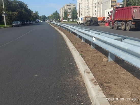 В Ярославле вдоль дороги вырубили деревья и поставили отбойники