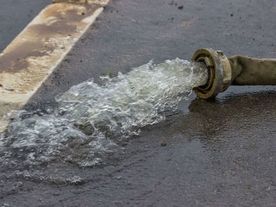 В Новгородской области ускоренно откачивают воду с затопленных улиц