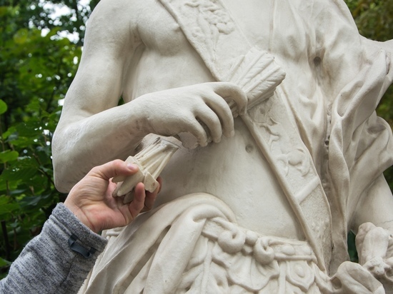 Вандалы в Летнем саду надругались над скульптурой «Полдень», оторвав у нее стрелы