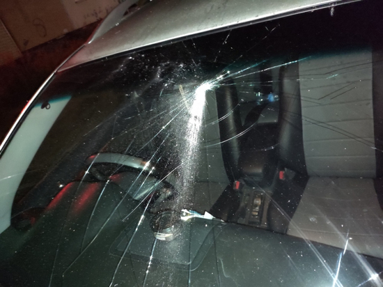 Под Красноярском 44-летний мужчина разбил стекло автомобиля бутылкой
