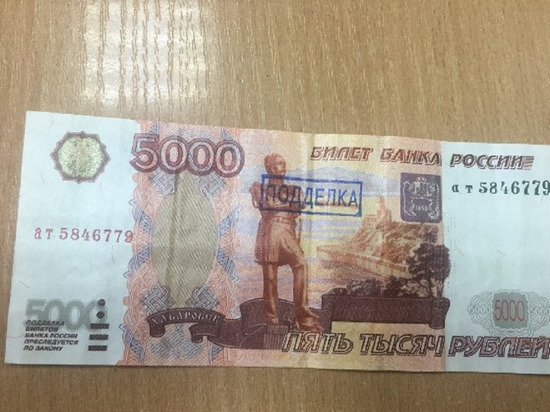 Двое рабочих в Нижнем Тагиле купили поддельные пятитысячные купюры и расплачивались ими в магазинах