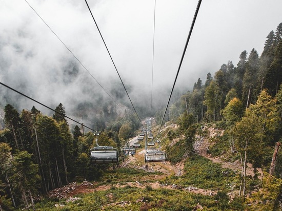 Бабушка с внуком на коленях сорвались с канатки в Нальчике