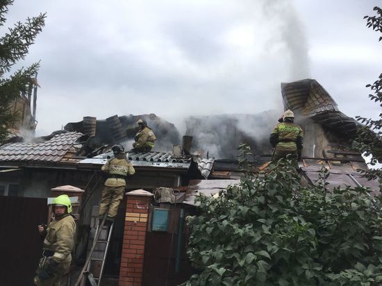 27 пожарных и поливомоечная машина потушили горящий дом в Бронном переулке в Новосибирске
