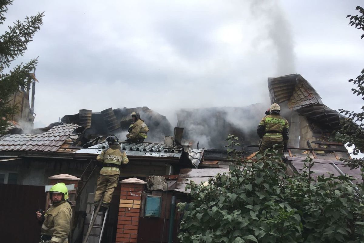 27 пожарных и поливомоечная машина потушили горящий дом в Бронном переулке  в Новосибирске - МК Новосибирск