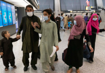 Эвакуация людей из охваченного паникой аэропорта Кабула продолжается