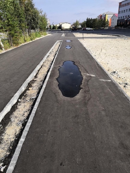 5D-тротуары: лужи скапливаются в ямах на новых пешеходных дорожках в Ноябрьске